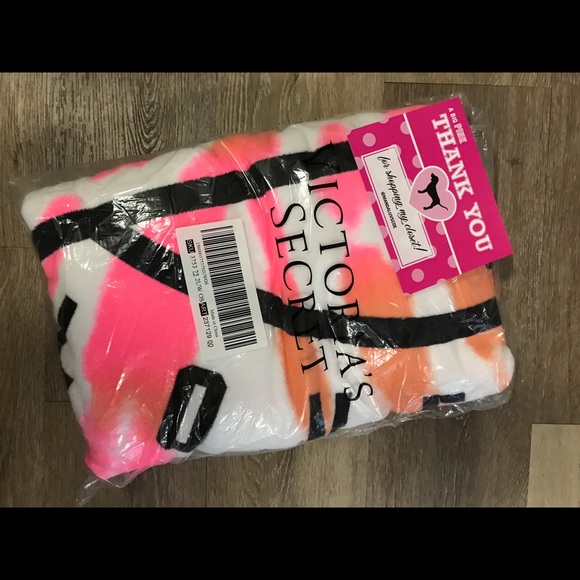 🥳SALE💕VS PINK ROUND BEACH TOWEL TIE DYE PINK - Picture 4 of 4